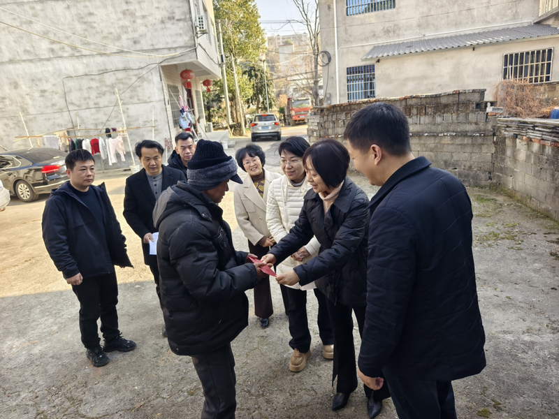 市政协副主席陈莉走访慰问困难群众