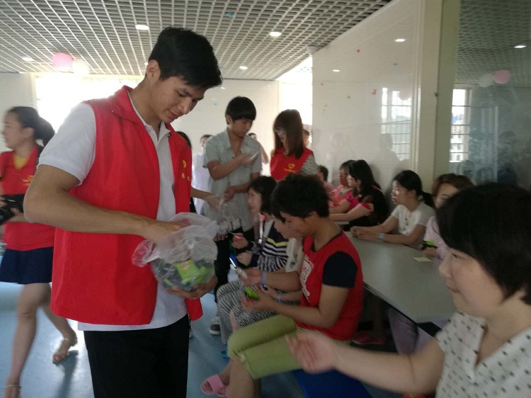 真学实做关爱弱势群众，连心同心共享美好明天——志愿者端午节走进精神病院