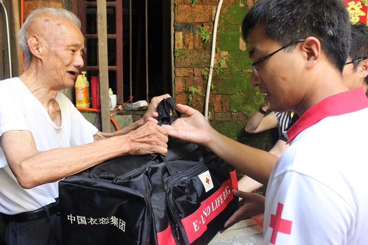 中国红十字总会、省红十字会为景德镇市受灾群众送来救灾物资.