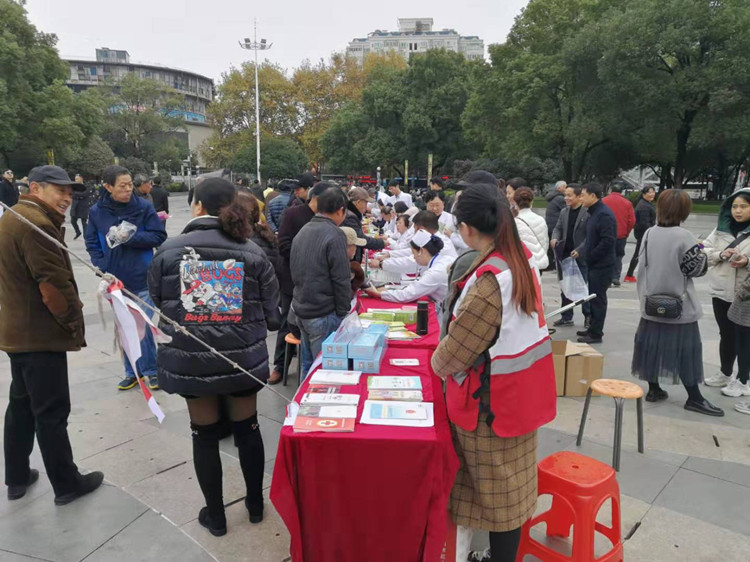 社区动员同防艾,健康中国我行动——景德镇市红十字会开展第32个“世界艾滋病日”宣传活动